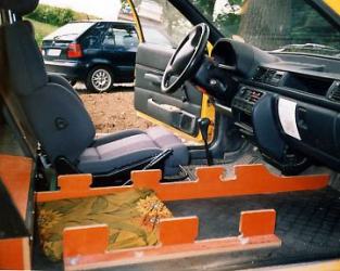 Ein Recaro othop&auml;d in einem Auto der Deutschen Post AG, Ansicht von der rechten Fahrzeugseite